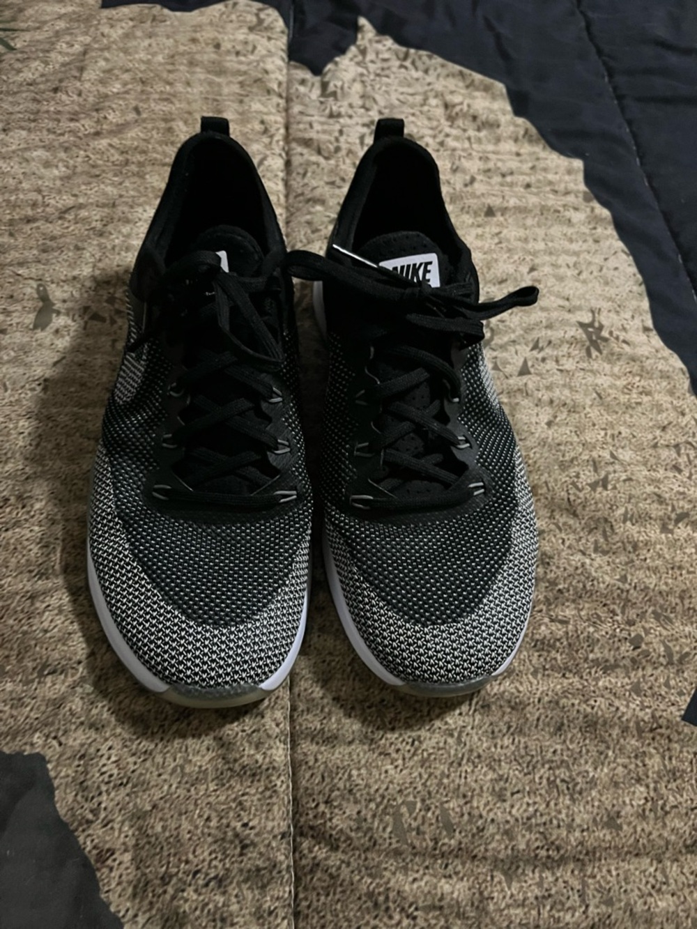 EUC NIKE  ZOOM BLACK AND GRAY SIZE 8